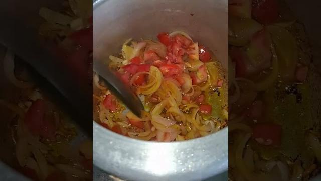 Ek baar aise banaye parwal aur aalu ki sabji bahut hi testy banti hai #ytshorts #recipe #cooking Ek baar aise banaye parwal aur aalu ki sabji bahut hi testy banti hai #ytshorts #recipe #cooking