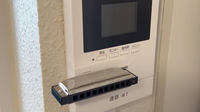 インターホンにハーモニカを付けると面白い インターホンにハーモニカを付けると面白い