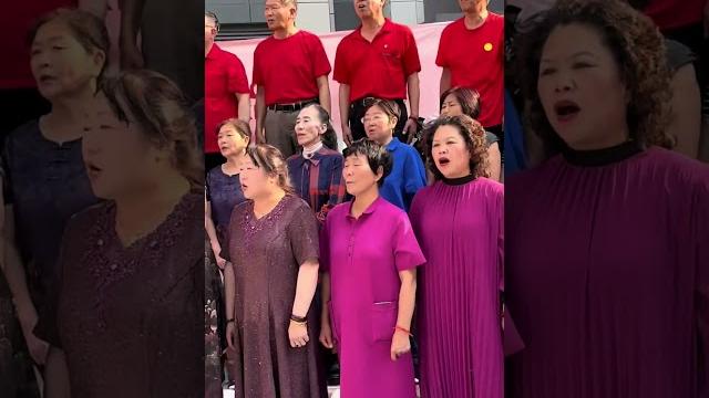 杨芳老师指挥《保卫黄河》 #户外唱歌 #百姓大舞台想唱你就来 #人气爆棚 杨芳老师指挥《保卫黄河》 #户外唱歌 #百姓大舞台想唱你就来 #人气爆棚