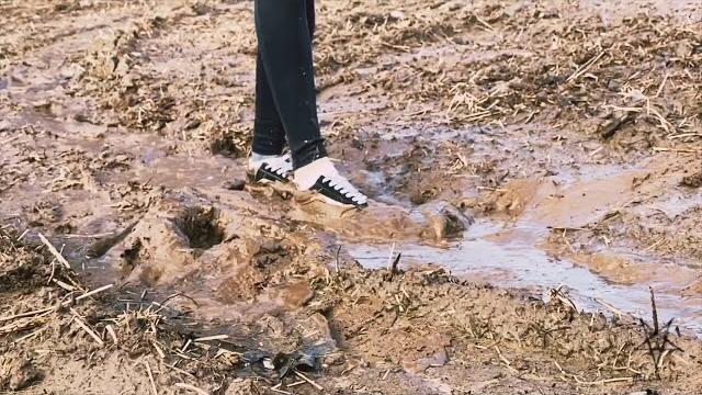 Girl losing shoes in mud (helga li) Girl losing shoes in mud (helga li)