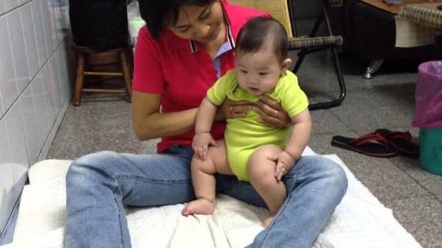 看看什麼叫m字腳起立蹲下my dancing baby 看看什麼叫m字腳起立蹲下my dancing baby