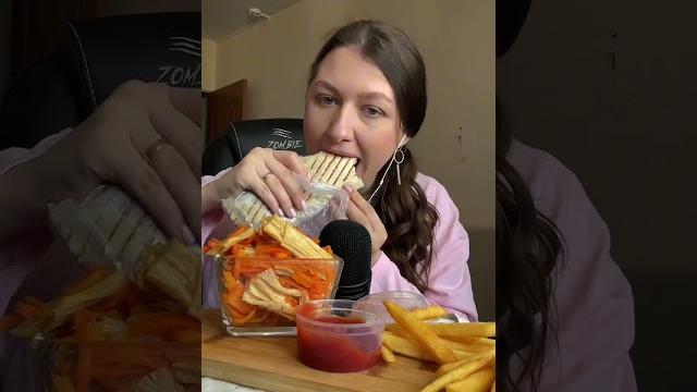 Мукбанг шаурма картофель фри звуки еды чавканье Мукбанг шаурма картофель фри звуки еды чавканье