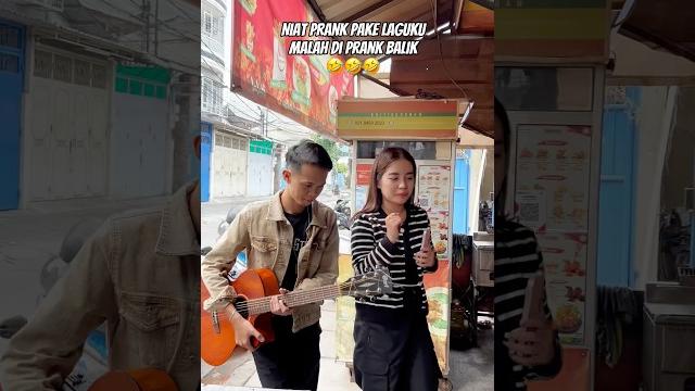 Ngeprank nyanyi malah disautin sama penyanyi aslinya juga #avoliaa #temanmakantemanavolia #prank Ngeprank nyanyi malah disautin sama penyanyi aslinya juga #avoliaa #temanmakantemanavolia #prank