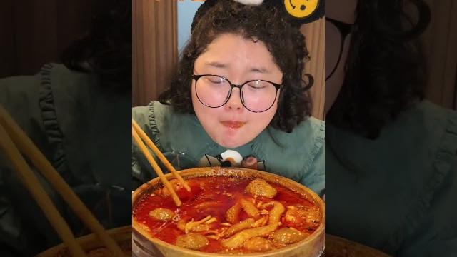 东北麻辣烫的麻酱挂面慢动作特写,千万不能空腹看的治愈系吃播! #asmr #宵夜 东北麻辣烫的麻酱挂面慢动作特写,千万不能空腹看的治愈系吃播! #asmr #宵夜