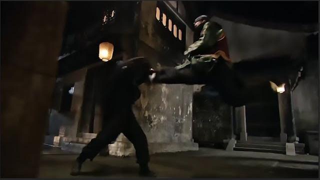 The killer thought victory was in sight, but the masked man appeared and kicked him away The killer thought victory was in sight, but the masked man appeared and kicked him away