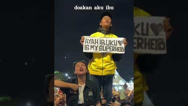 Momen emosional saat penonton menyanyikan lagu ayah ibu Momen emosional saat penonton menyanyikan lagu ayah ibu