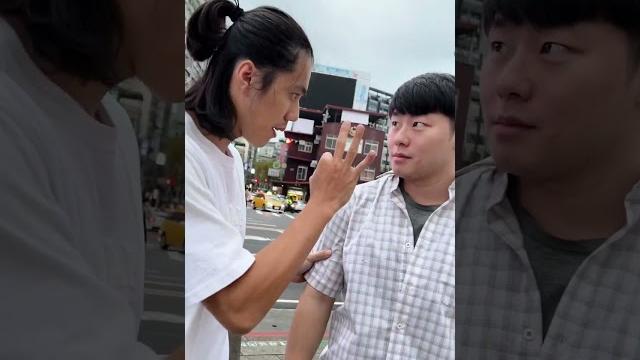 奇軒隨機向路人展示後空翻,結果被打了! 奇軒隨機向路人展示後空翻,結果被打了!