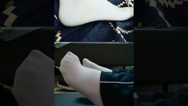 白襪男走上墊子後被人捂暈掙扎 白襪男走上墊子後被人捂暈掙扎