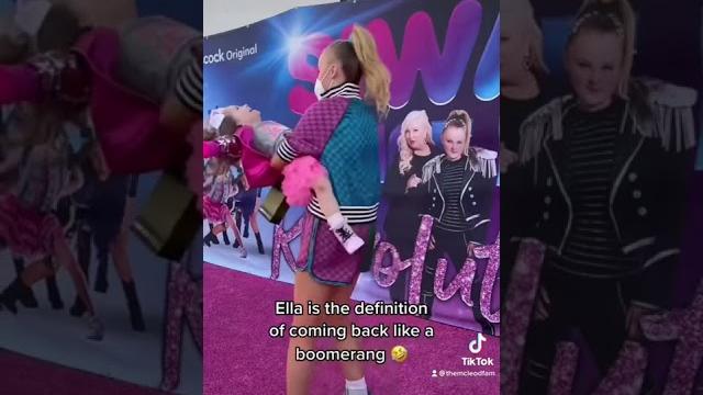 Jojo siwa helps little girl after she’s injured *poor baby* Jojo siwa helps little girl after she’s injured *poor baby*