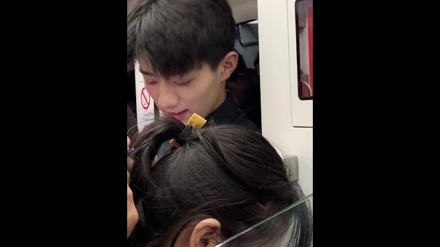 抖音热门|#男生给女朋友发信息的样子 柒阿姨 在地铁里碰到神仙颜值的小哥哥柒阿姨心都化了 抖音热门|#男生给女朋友发信息的样子 柒阿姨 在地铁里碰到神仙颜值的小哥哥柒阿姨心都化了