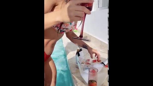 Intip cewek mandi di kolam renang Intip cewek mandi di kolam renang
