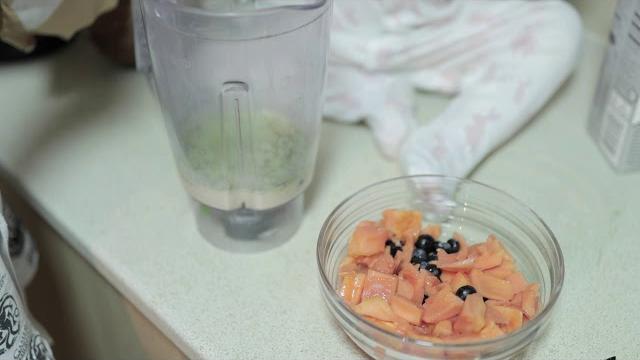 Anya's papaya & blueberry smoothie Anya's papaya & blueberry smoothie