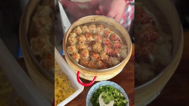 六块钱30个的蒸汤包好好吃!!路边摊美味 街边小吃 六块钱30个的蒸汤包好好吃!!路边摊美味 街边小吃