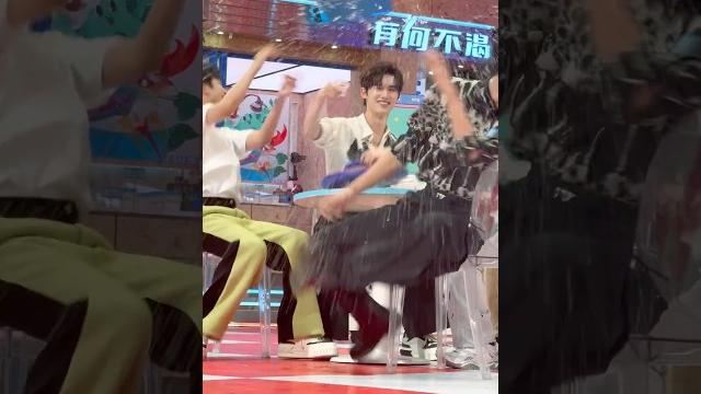 這期321看這邊精彩回顧小丁說他潑水可溫柔了!還用潑水祝他秦哥全面開花!遇水則發 這期321看這邊精彩回顧小丁說他潑水可溫柔了!還用潑水祝他秦哥全面開花!遇水則發