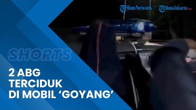 Detik-detik 2 abg tertangkap basah saat mesum di dalam mobil 'goyang' di parkiran masjid wonosari Detik-detik 2 abg tertangkap basah saat mesum di dalam mobil 'goyang' di parkiran masjid wonosari