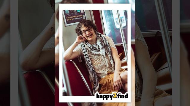 Subway convos are the best #happy2find #candidphoto #wholesome #subwayart #happiness #streetphoto Subway convos are the best #happy2find #candidphoto #wholesome #subwayart #happiness #streetphoto