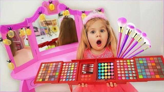 Diana pretend play with dress up and make up toys Diana pretend play with dress up and make up toys