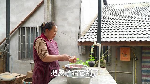 管理好地里的庄稼,幺妈幺叔坐在坝子里把简单的午餐吃出仪式感! 管理好地里的庄稼,幺妈幺叔坐在坝子里把简单的午餐吃出仪式感!
