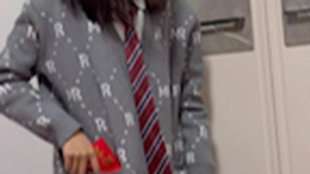 姐姐这进口袋的红包还没捂热就被弟弟给套路走了 姐姐这进口袋的红包还没捂热就被弟弟给套路走了