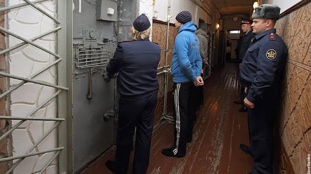Как сидят в тюрьме мажоры и коррупционеры Как сидят в тюрьме мажоры и коррупционеры