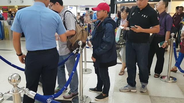 Brando diperiksa di bandara kualanamo Brando diperiksa di bandara kualanamo
