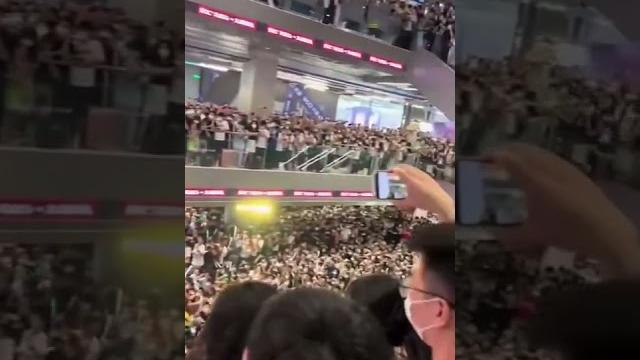 场面震撼!广州市民合唱黄家驹《海阔天空》,原谅我这一生放纵不羁爱自由! 场面震撼!广州市民合唱黄家驹《海阔天空》,原谅我这一生放纵不羁爱自由!
