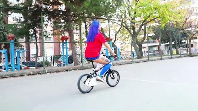 Twerk dans yağmur şi̇mşek Twerk dans yağmur şi̇mşek