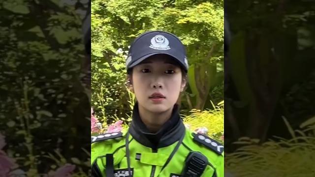 人美聲甜的兔子警官被遊客們偶遇到為了多看兩眼,馬路都不想過了嗎? #杭州警花 #兔子警官 #聲音太好聽了 人美聲甜的兔子警官被遊客們偶遇到為了多看兩眼,馬路都不想過了嗎? #杭州警花 #兔子警官 #聲音太好聽了