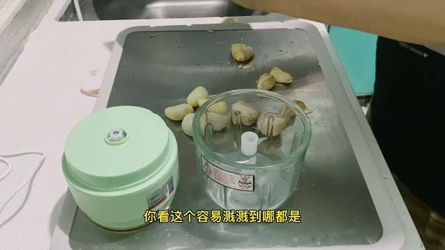 北京退休大姐刚买的捣蒜器,打蒜蓉只需几秒钟,太省事儿了 北京退休大姐刚买的捣蒜器,打蒜蓉只需几秒钟,太省事儿了