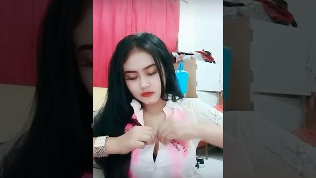 Cewek buka baju kelihatan .... Cewek buka baju kelihatan ....