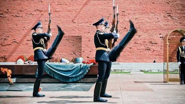 Смена почетного караула у вечного огня в москве.change of the guard of honor at the eternal flame . Смена почетного караула у вечного огня в москве.change of the guard of honor at the eternal flame .
