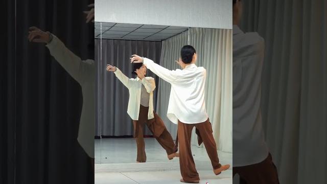 现代舞《终于把你遇见》马茉莉:编舞背面镜面 现代舞《终于把你遇见》马茉莉:编舞背面镜面