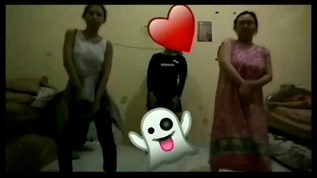 Ibu kos joget asik pake daster Ibu kos joget asik pake daster