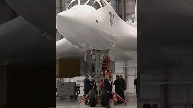 Putin climbs into cockpit of russian supersonic bomber jet Putin climbs into cockpit of russian supersonic bomber jet