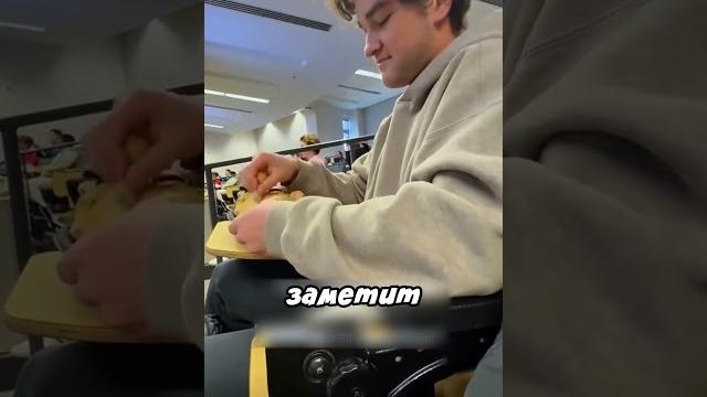 Ест целую курицу гриль прям на паре Ест целую курицу гриль прям на паре