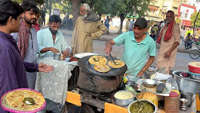 60 years old breakfastlahori best street food saag paratha|aloo paratha recipe|cheapest street food 60 years old breakfastlahori best street food saag paratha|aloo paratha recipe|cheapest street food