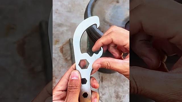 Make a self - made and convenient tool for opening barrel lids Make a self - made and convenient tool for opening barrel lids