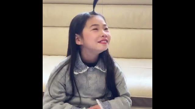 说她毛(小啾啾)有点塌 她还知道笑 #罕见病女孩的生活 说她毛(小啾啾)有点塌 她还知道笑 #罕见病女孩的生活