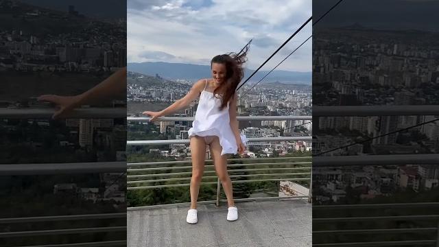 Vento levanta vestido de mulher sem calcinha Vento levanta vestido de mulher sem calcinha