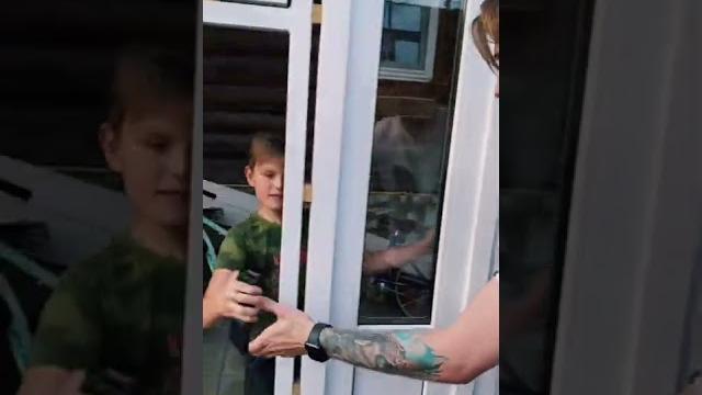 Школьник отнял айфон. прикол. макс ващенко Школьник отнял айфон. прикол. макс ващенко