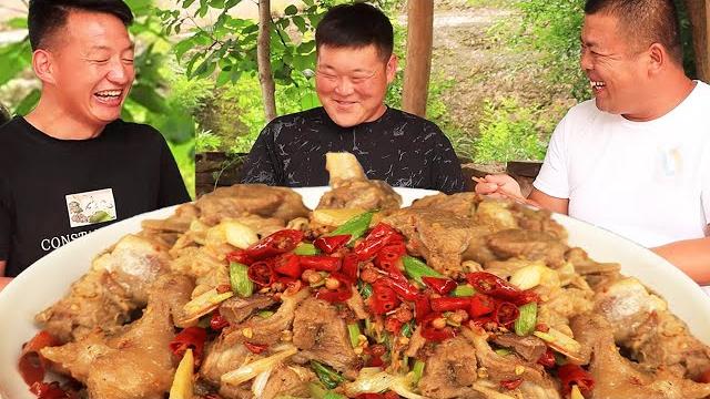 上山摘地椒做羊肉吃,爆炒羊肉又麻又辣,连吃三大碗米饭,过瘾!【黄土兄弟】 上山摘地椒做羊肉吃,爆炒羊肉又麻又辣,连吃三大碗米饭,过瘾!【黄土兄弟】