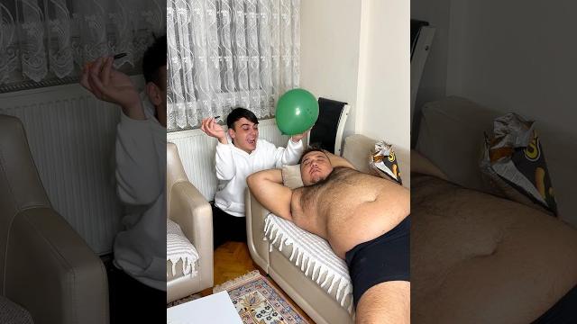 Şişko adamı balon patlatıp korkuttum #shorts Şişko adamı balon patlatıp korkuttum #shorts