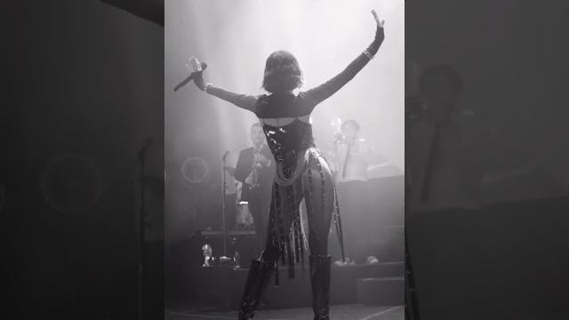 Zeynep bastık konserde kıvırıyor Zeynep bastık konserde kıvırıyor