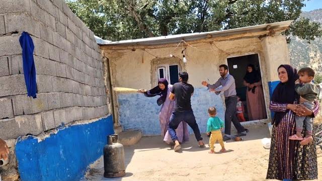 Hamid tries to save his stepmother from the clutches of his wife with the help of the villagers. Hamid tries to save his stepmother from the clutches of his wife with the help of the villagers.