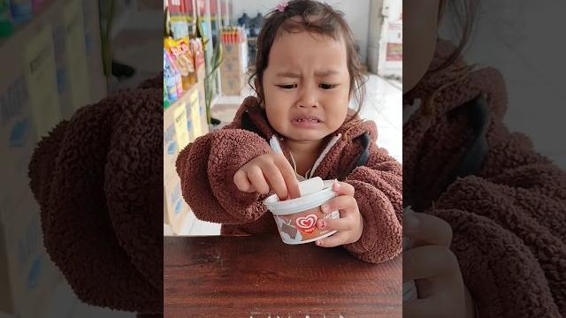 Nangis terus minta eskrim #icecream #jajan Nangis terus minta eskrim #icecream #jajan
