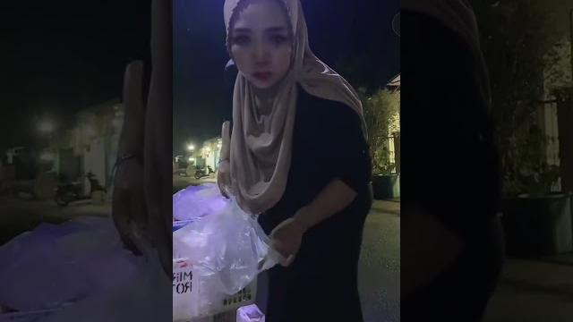 Tante bohay jualan roti Tante bohay jualan roti