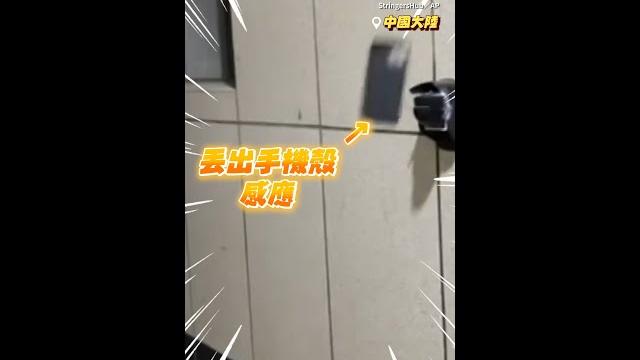 【怎麼有嘔吐聲?】忘帶鑰匙被鎖門外...朝感應器丟手機殼成功開門! #shorts @funny_videos 【怎麼有嘔吐聲?】忘帶鑰匙被鎖門外...朝感應器丟手機殼成功開門! #shorts @funny_videos