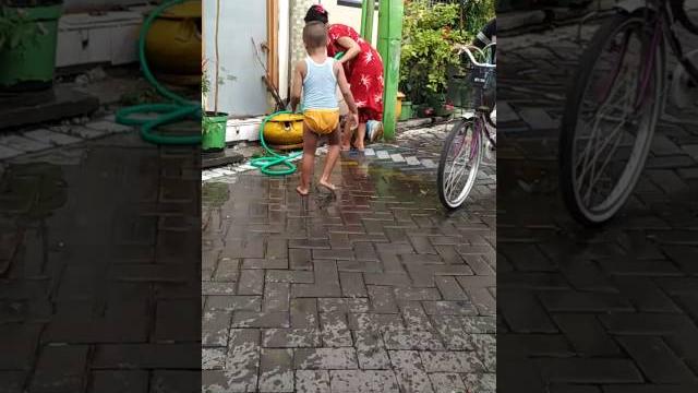 Video heboh tante vs ponakan mandi sore Video heboh tante vs ponakan mandi sore