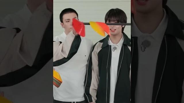 I don't know whom i should laugh at lee know or i.n #skz #leeknow #in #hyunjin #skzcode I don't know whom i should laugh at lee know or i.n #skz #leeknow #in #hyunjin #skzcode