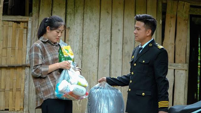 In what situation did the kind policeman henry help tu ky that made her accept that good thing? In what situation did the kind policeman henry help tu ky that made her accept that good thing?